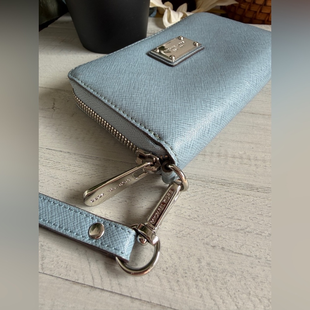 Michael Kors Light Blue Accordion Saffiano Crosshatch Leather Wallet Wristlet - Picture 4 of 9